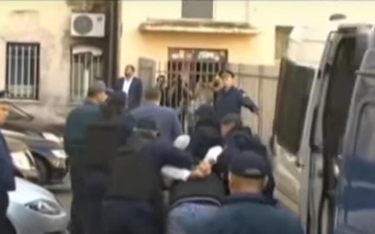 Czarnogórska policja prowadzi aresztowanych w czasie zamieszek w dniu wyborów parlamentarnych