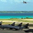 Bombowiec B-1B startuje z bazy Diego Garcia w celu dokonania ataku na cele w Afganistanie, fotografi