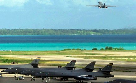 Bombowiec B-1B startuje z bazy Diego Garcia w celu dokonania ataku na cele w Afganistanie, fotografi