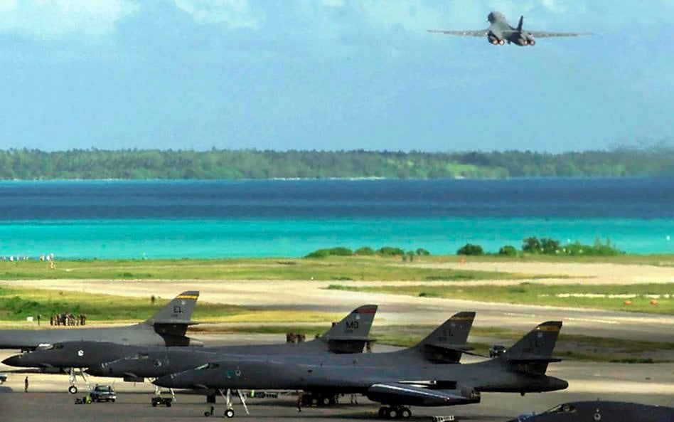 Bombowiec B-1B startuje z bazy Diego Garcia w celu dokonania ataku na cele w Afganistanie, fotografi