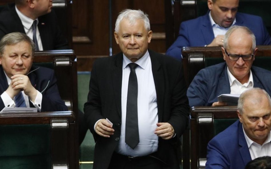 PiS bliskie 50 proc. poparcia w sondażu CBOS