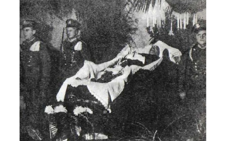 Straż honorowa przy trumnie zamordowanego Gabriela Narutowicza