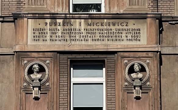 Popiersia Puszkina i Mickiewicza autorstwa Andrzeja Pruszyńskiego na elewacji budynku Jerozolimskie 