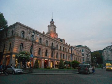 Ratusz w Tbilisi przy placu Wolności. Pod pobliską kolumną św. Jerzego tradycyjnie odbywają się poli