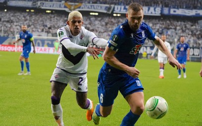 Fiorentina (na zdjęciu z lewej obrońca Dodo) pokonała Lecha (z prawej Jesper Karlstrom), nie pokazuj