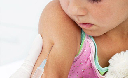 Od kilku lat systematycznie rośnie liczba niezaszczepionych dzieci