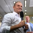 Idąc na debatę Donald Tusk wystawia się na ostrzał z wielu stron