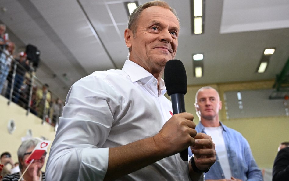 Idąc na debatę Donald Tusk wystawia się na ostrzał z wielu stron