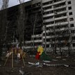 Zniszczony blok mieszkalny w Charkowie
