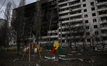 Zniszczony blok mieszkalny w Charkowie