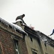 Dachy mogą odśnieżać osoby z uprawnieniami do prac na wysokościach