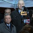 Bogdan Święczkowski i Bartłomiej Sochański przed budynkiem TK