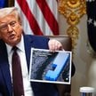 Donald Trump podczas posiedzenia gabinetu w Białym Domu pokazał otrzymaną od Marka Zuckerberga grafi