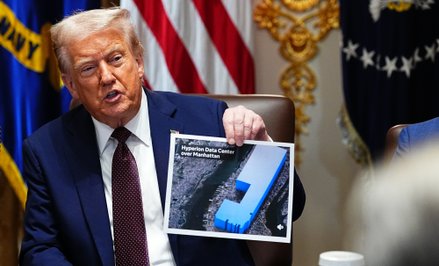 Donald Trump podczas posiedzenia gabinetu w Białym Domu pokazał otrzymaną od Marka Zuckerberga grafi
