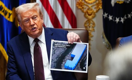 Donald Trump podczas posiedzenia gabinetu w Białym Domu pokazał otrzymaną od Marka Zuckerberga grafi