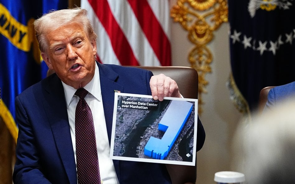 Donald Trump podczas posiedzenia gabinetu w Białym Domu pokazał otrzymaną od Marka Zuckerberga grafi
