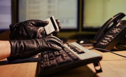 Oszuści podszywają się pod pracowników banków i wyłudzają dane klientów