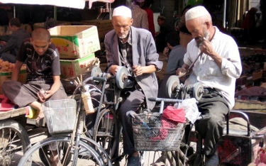 Zatrzymani Ujgurzy zmuszani do pracy dla światowych marek