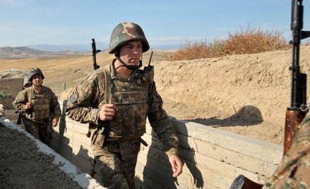 Armeńscy ochotnicy z oddziałów tzw. Republiki Górskiego Karabachu na linii frontu