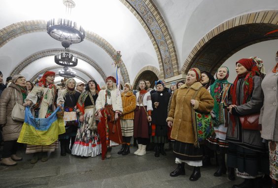 W ramach obchodów Nowego Roku w centrum Kijowa Ukraińcy na stacji metra śpiewają kolędy i zbierają d