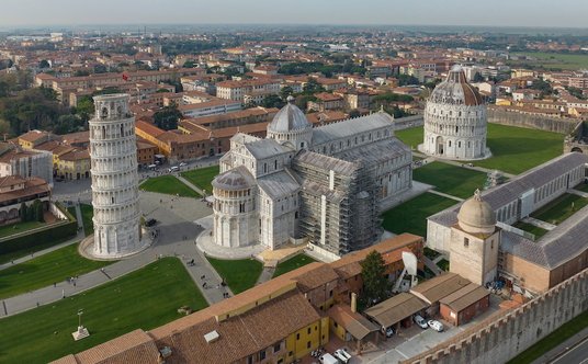 Widok na wieżę oraz sąsiednią katedrę.