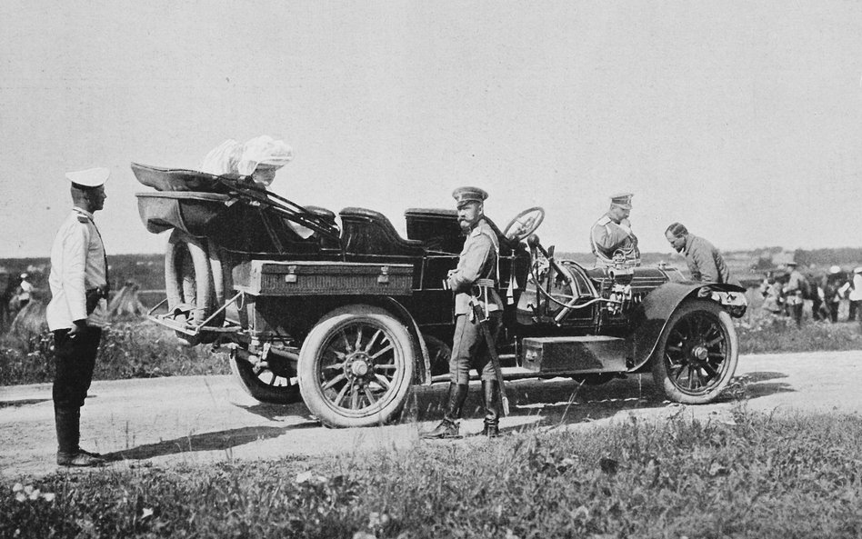 Car Mikołaj II przy jednym ze swych aut. Rosja, październik 1906 r.