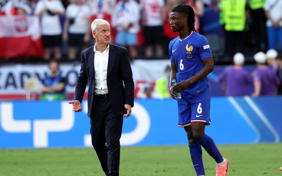 Francuzi (na zdjęciu trener Didier Deschamps i pomocnik Eduardo Camavinga) za sprawą remisu z Polaka