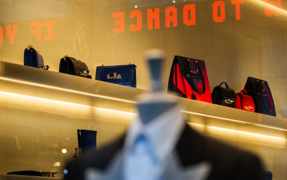 Witryna butiku marki McQueen w Paryżu.