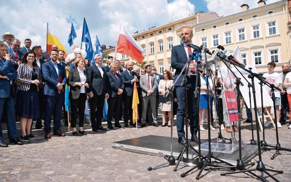 W środę na rzeszowskim rynku Konradowi Fijołkowi poparcia udzielili samorządowcy z całej Polski