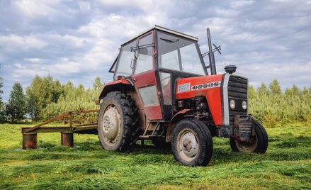 Rolnik z Gliwic zaorał około 200 metrów świeżo położonego asfaltu na ulicy Rybackiej