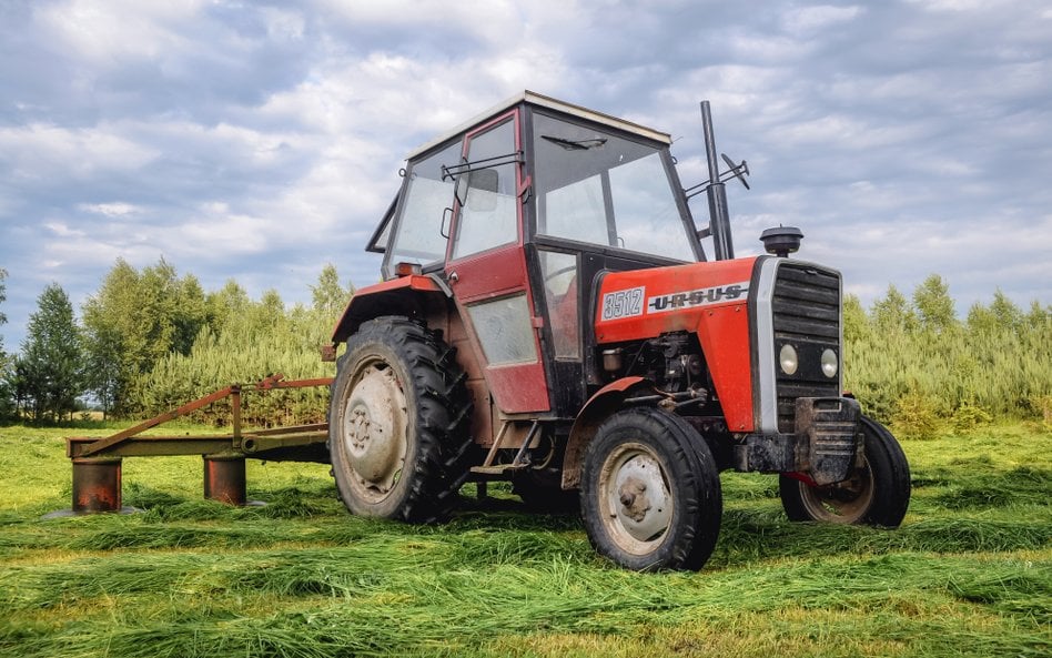 Rolnik z Gliwic zaorał około 200 metrów świeżo położonego asfaltu na ulicy Rybackiej