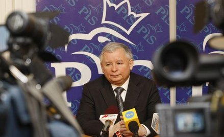 Konferencja prasowa co tydzień i sążniste oświadczenia - mają przejść do przeszłości