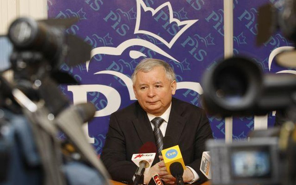 Konferencja prasowa co tydzień i sążniste oświadczenia - mają przejść do przeszłości