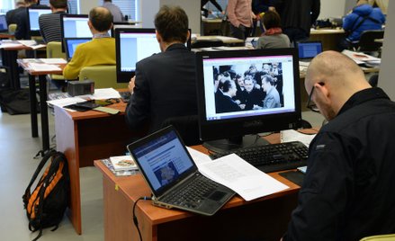 Ujawnione w środę materiały z archiwum Kiszczaka, m.in. jego zdjęcia z Lechem Wałęsą, nie przynoszą 