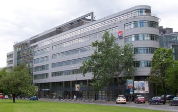 Obiekt położony przy ulicy Marszałkowskiej 111, u zbiegu z ulicą Królewską, od 1999 roku pełnił funk