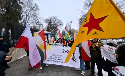 Polscy Kurdowie protestują pod ambasadą USA w Warszawie, 30 stycznia