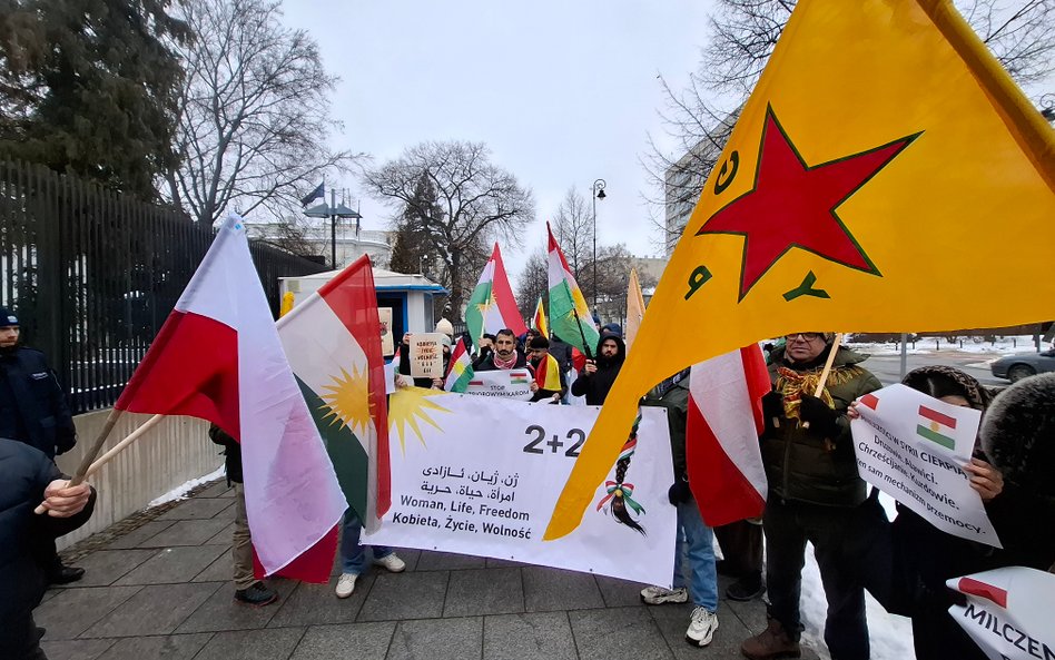 Polscy Kurdowie protestują pod ambasadą USA w Warszawie, 30 stycznia