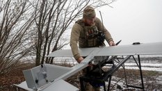 Żołnierz ukraińskiej 66. Samodzielnej Brygady Zmechanizowanej z dronem typu Darts w obwodzie donieck