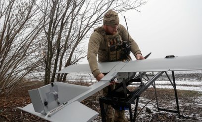 Żołnierz ukraińskiej 66. Samodzielnej Brygady Zmechanizowanej z dronem typu Darts w obwodzie donieck