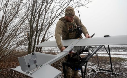 Żołnierz ukraińskiej 66. Samodzielnej Brygady Zmechanizowanej z dronem typu Darts w obwodzie donieck