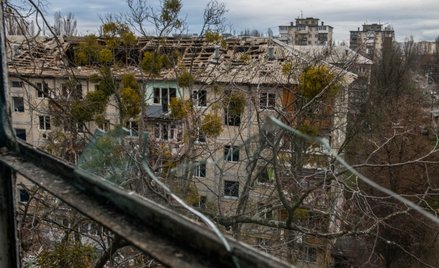Zniszczenia w wyniku rosyjskiego ataku dronowego na jedną z mieszkalnych dzielnic Kijowa