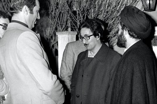 Abolhasan Banisadr (w środku) w towarzystwie ajatollaha Chomeiniego (z prawej). Francja, Neauphle-le