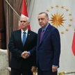Wiceprezydent USA Mike Pence (z lewej) z tureckim prezydentem Recepem Tayyipem Erdoganem po wynegocj