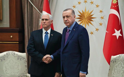 Wiceprezydent USA Mike Pence (z lewej) z tureckim prezydentem Recepem Tayyipem Erdoganem po wynegocj