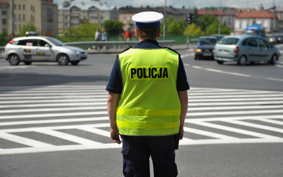 Policjant dorobi za zgodą