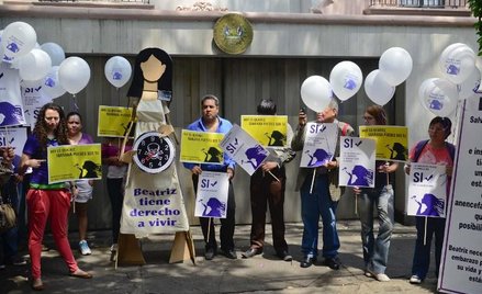 Meksyk. Przed ambasadą Salwadoru w stolicy Meksyku trwają demonstracje członków Amnesty Internationa