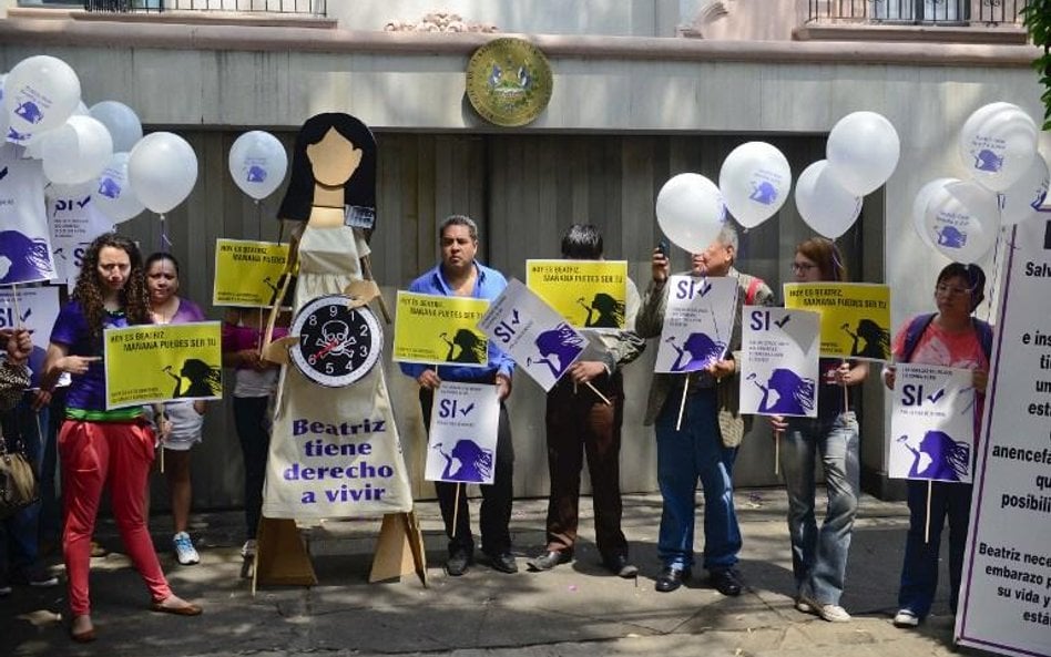 Meksyk. Przed ambasadą Salwadoru w stolicy Meksyku trwają demonstracje członków Amnesty Internationa