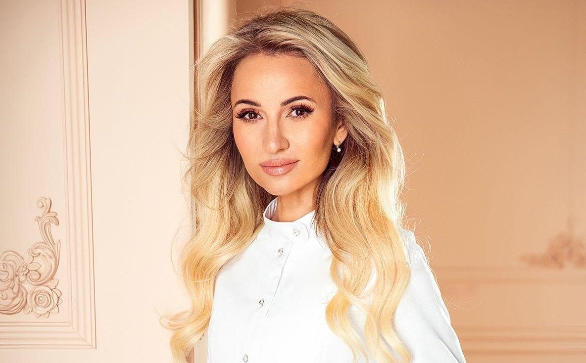 Co oznacza nowy termin "hormonalna terapia menopauzalna"? Chirurg piersi wyjaśnia