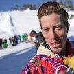 Shaun White ma dwa złote medale olimpijskie, zarabia miliony dolarów, ale rude włosy skrócił i nie j