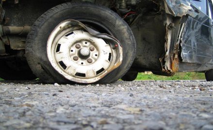 Po drobnej kolizji nie trzeba wzywać policji. Wystarczy spisanie oświadczeń kierowców. Jeśli do zdar